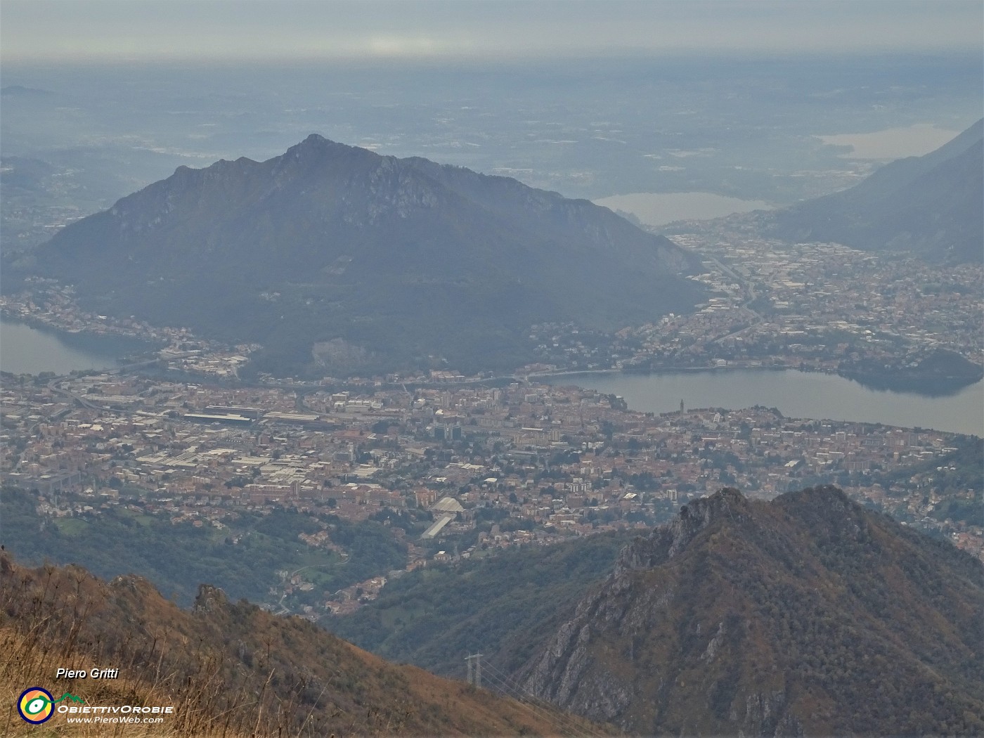 85 Zoom su Lecco e il Monte Barro purtroppo nella foschia.JPG